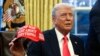 „Trump a avut dreptate în legătură cu tot ce a spus”, s-ar traduce mesajul de pe șapca pe care o ține în mână președintele SUA. Acesta a spus ieri că îl așteaptă pe Volodimir Zelenski la Casa Albă ca să semneze acordul cu privire la mineralele rare.