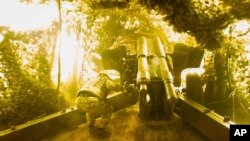 Військовослужбовець 14-ї бригади НГУ «Червона калина» веде вогонь з артилерійської гармати Д-20 на Покровському напрямку, 20 січня 2025 року