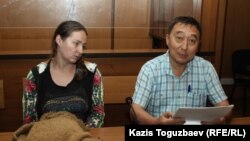 30-летняя многодетная мать Оксана Шевчук и ее адвокат Галым Нурпеисов в зале судебного заседания. Алматы, 4 июля 2019 года.