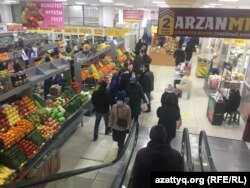 Продуктовый отдел коммунального рынка «Шапагат» в день объявления локдауна. Нур-Султан, 21 марта 2021 года.