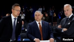 Viktor Orban și ministrul ungar de Externe, cel care a mers la Moscova pentru a cere gaz suplimentar pentru țara sa. Politica de apropiere a Ungariei față de Moscova s-a evidențiat după atacul Rusiei asupra Ucrainei. 
