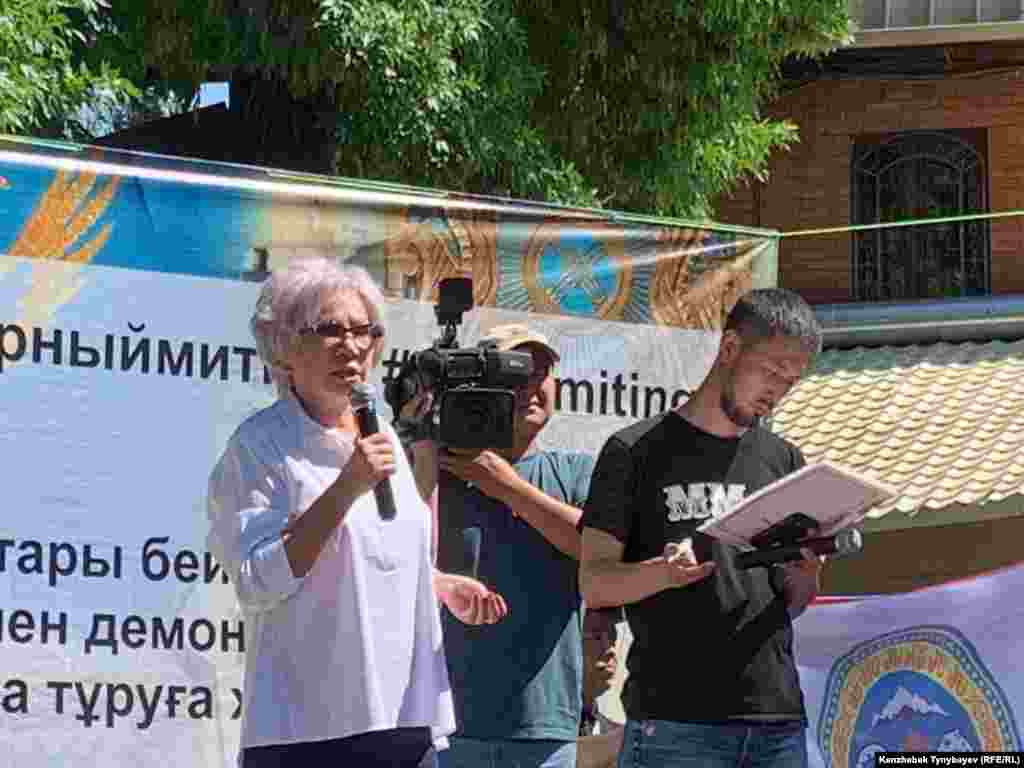 Журналист Гульжан Ергалиева, главный редактор закрытого властями издания ADAM bol, заявила, что государственные органы, по ее мнению, не являются средством коммуникации между обществом и властью, а существующие на деньги налогоплательщиков государственные СМИ не пишут о волнующих общество вопросах.