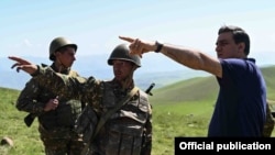 Մարդու իրավունքների պաշտպան Արման Թաթոյանը զրուցում է սահմանին մարտական հերթապահություն իրականացնող հայ զինվորների հետ, արխիվ