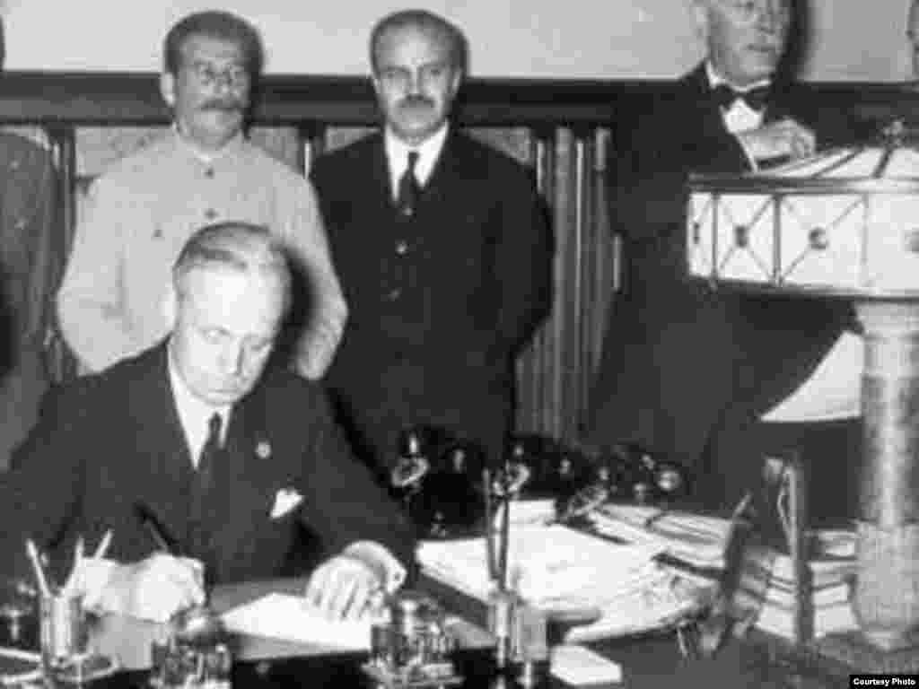 Пакт Молотова-Ріббентропа - Міністр закордонних справ Німеччини Йоахім фон Ріббентроп ставить свій підпис під угодою. Кремль, 23 серпня 1939 року.