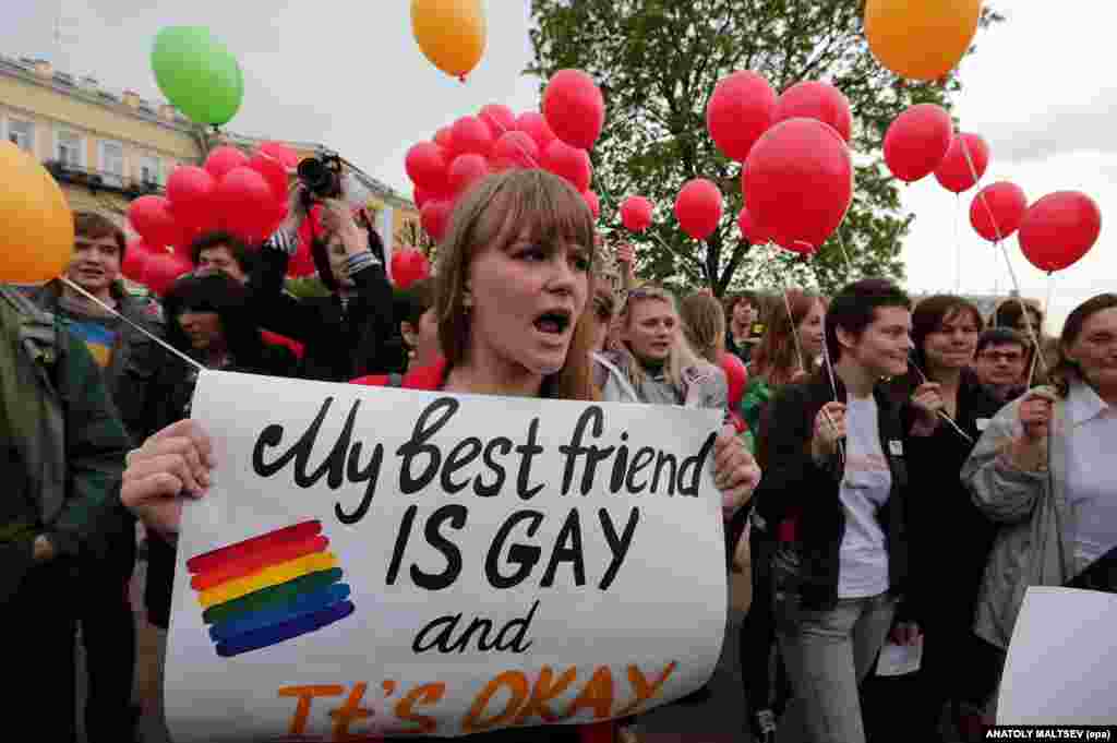 LGBT aktivisti na skupu u Sankt Peterburgu u Rusiji, 17. maja 2013. godine.&nbsp;