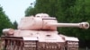 Перекрашенный в розовый цвет советский танк. Военно-технический музей Чехии. 