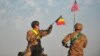 Soldații români au participat, împreună cu cei americani, la un marș, în 2015, pentru a semnala începutul exercițiului militar Sarmis15, în Brașov. Experții spun că România se raliază direcției partenerilor internaționali când vine vorba de strategia internațională. 