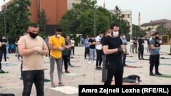 Molitva vernika islamske veroispovesti na Skednerbeogovom trgu u centru Prištine. Na ovaj način protive se odluci da džamije ne budu otvorene pre početka juna. Zabeleženo, 19. maja 2020.