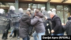 Opozicija drugi dan zaredom pokušava da blokira ulaz u Više javno tužilaštvo u Novom Sadu, 20. novembar 2024.