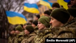 Одессада "Биримдик күнүн" белгилеген украин аскерлери. 16-февраль, 2022-жыл. 