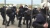 Policija odvodi i lidera pokreta Kreni-promeni Savo Manojlović sa Starog savskog mosta u Beogradu, 20. novembra 2024.