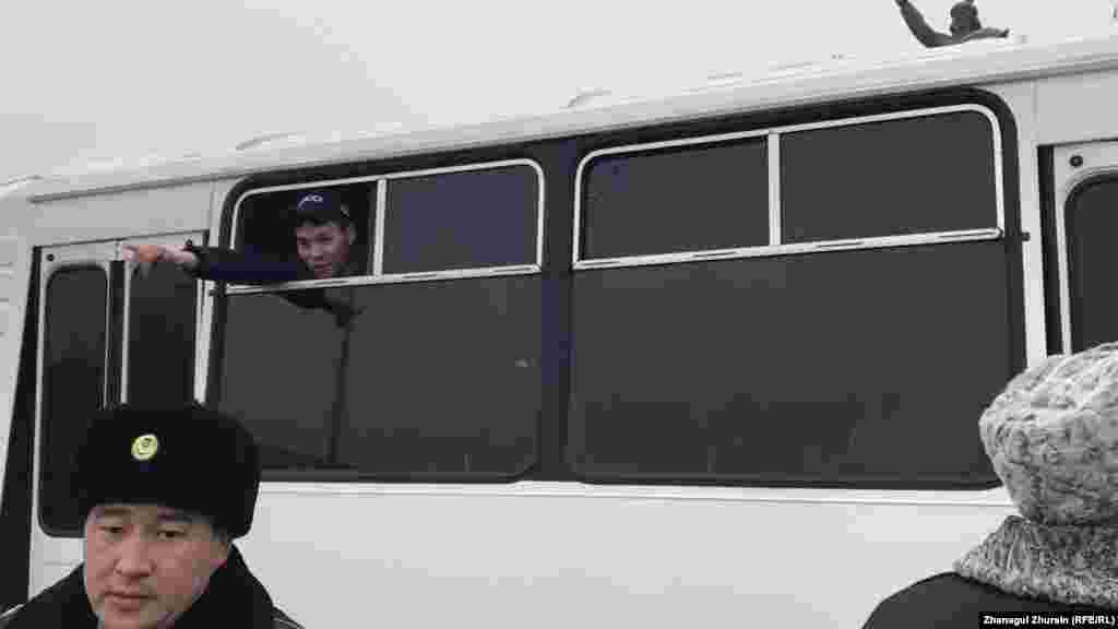 Задержанный обращается к людям из окна автозака в Актобе. 