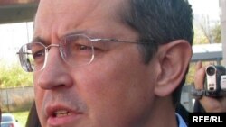 Роман Солодченко, председатель правления БТА банка, беседует с участниками акции протеста должников по ипотеке. Алматы, 23 октября 2008 года.