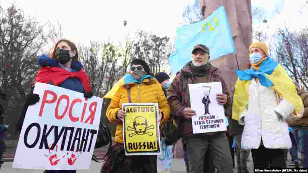 Представник Громадського сектору Майдану Львова Костянтин Ковалишин каже, що зараз Україна в часі випробувань. «Агресія, яка зростає з боку Росії, переходить межі. Ми сюди прийшли, щоб захистити наші цінності перед обличчям державного терору з боку Росії, і продемонструвати готовність боротися і не опускати руки. Яким би не був страшним ворог, ми завжди маємо пам‘ятати про те, що стоїть за спиною і що ми захищаємо», – зазначив Костянтин