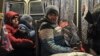 Жители "ДНР"ожидают автобус для въезда в Россию на таможенном посту "Матвеев Курган" в Ростовской области, конец 18 февраля 2022 года. 