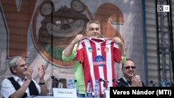Premierul Viktor Orbán arată tricoul echipei de fotbal Sepsi OSK din Sfântu Gheorghe, înaintea discursului său la cea de-a 28-a Tabără de Vară a Universității Libere și Studenților Bálványos (Tusványos) din Tusnádfürdő, Transilvania, 2017.