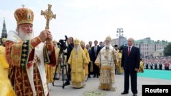 Патриарх Кирил (вляво)и президентът Путин (вдясно) по време на церемонията, с която Русия отбеляза 1030 години от покръстването си, 28 юли 2018 г.