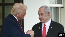 АКШ президенти Дональд Трамп Вашингтондо Израилдин премьер-министри Биньямин Нетаньяху менен саламдашып жатат. 7-апрель, 2025-жыл. 