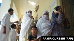 له قانون سره سم، پر هر پولېنګ سټېشن باید د ښځو د ووټونو شمېر ۱۰ فیصده وي
