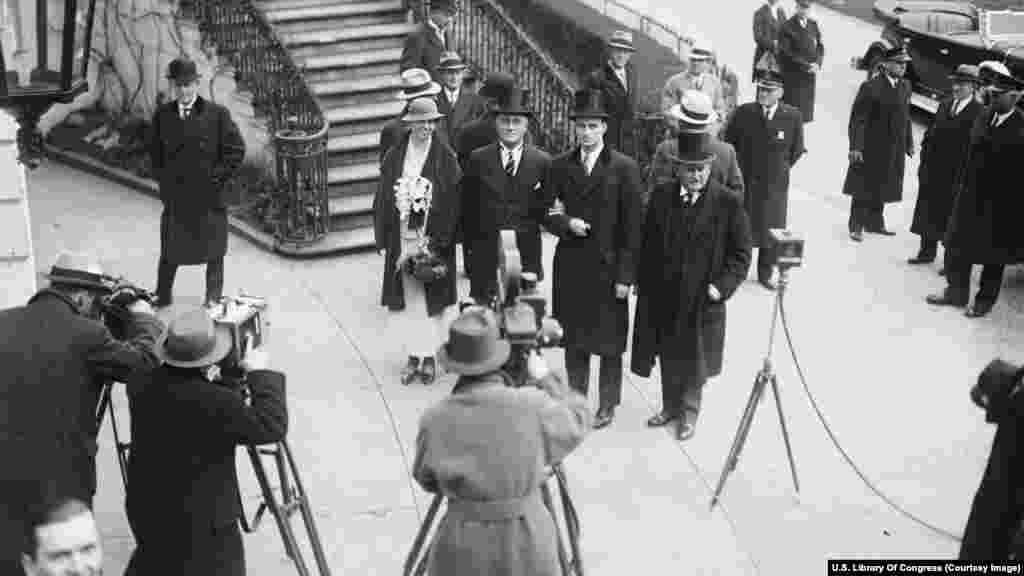 Novoizabrani predsjednik Franklin Delano Roosevelt (u sredini s prugastom kravatom) stiže u Bijelu kuću sa svojom suprugom Eleanor i sinom Jamesom 4. marta 1933. Predsjednik će služiti četiri mandata, od 1933. do 1945. godine. Ustavni amandman donesen je 1951. godine ograničavajući predsjednike na dva mandata. 