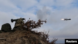 Украински военнослужещ изстрелва противотанкова ракета Javelin. Снимката е илюстративна.
