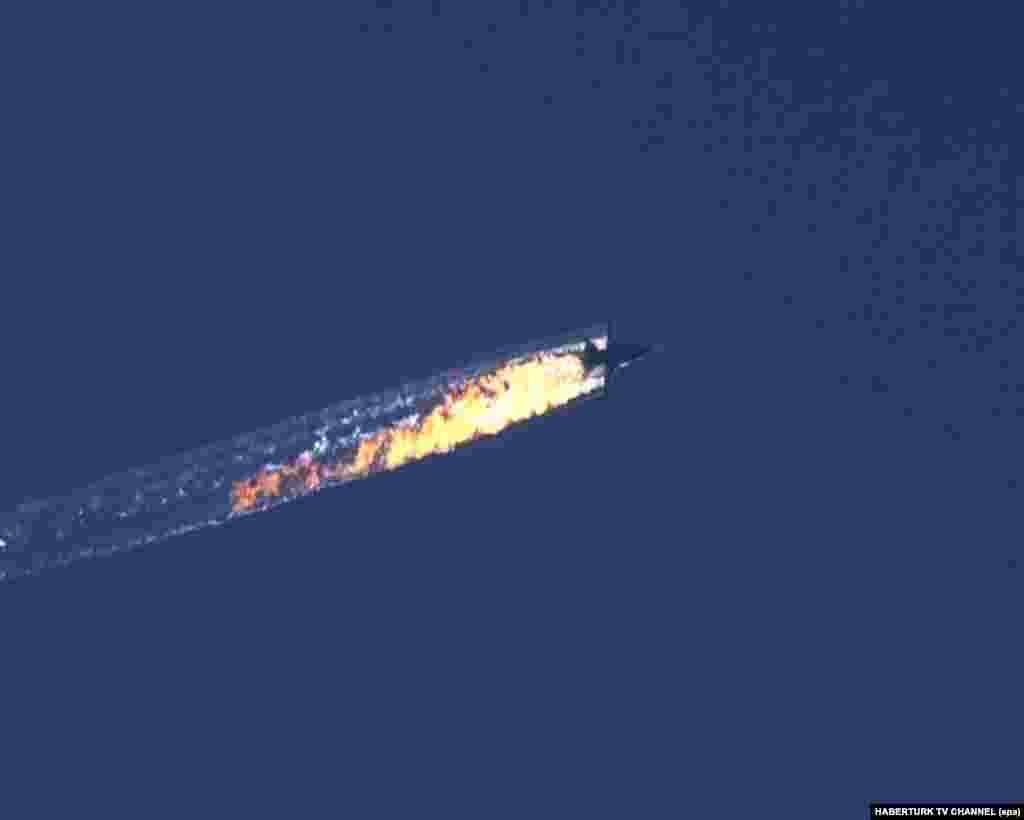 Кадры турецкого ТВ, на которых запечатлен горящий российский самолет Су-24, сбитый в районе турецко-сирийской границы – как заявляют власти Турции, после того, как вторгся в воздушное пространство этой страны, а его экипаж не отреагировал на предупреждения турецких военных