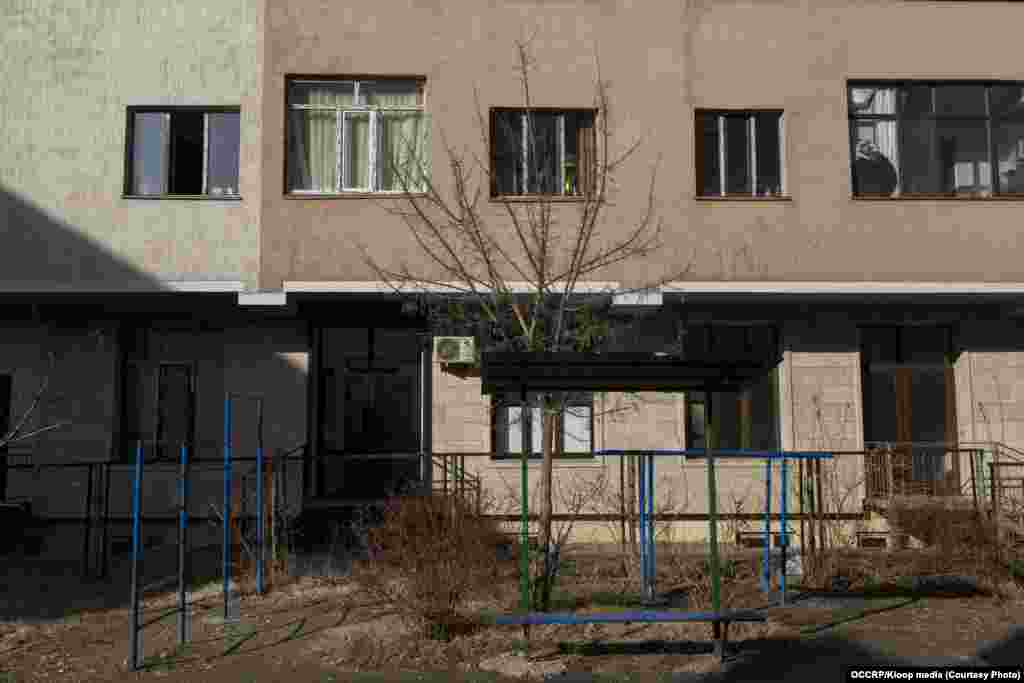 Жал-29, №45/2 52-батир Бишкектин түштүк-батыш жагындагы жаңы түшкөн үйдө домофон да бар. Бирок сыягы 52-батир ага туташтырылган эмес. Журналисттер эшигин какканда эч ким ачкан жок. Кошунасы батирде эч ким жашабаганын айтты. Аянты: 119 кв метр Баасы: 60.500 (буга чейин сатылгандагы баасы) Матраимов сатып алган күн: 25-январь 2021-жыл Мамлекетке өткөрүлгөн күн: 1-февраль 2021-жыл 
