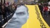 Російські митці просять Путіна «виявити милосердя» до Сенцова
