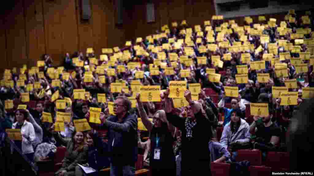 Украинская премьера фильма «Процесс». На фестивале Docudays UA в Киеве зрители фильма Аскольда Курова провели акцию в поддержку крымчанина Олега Сенцова, 25 марта 2017 года