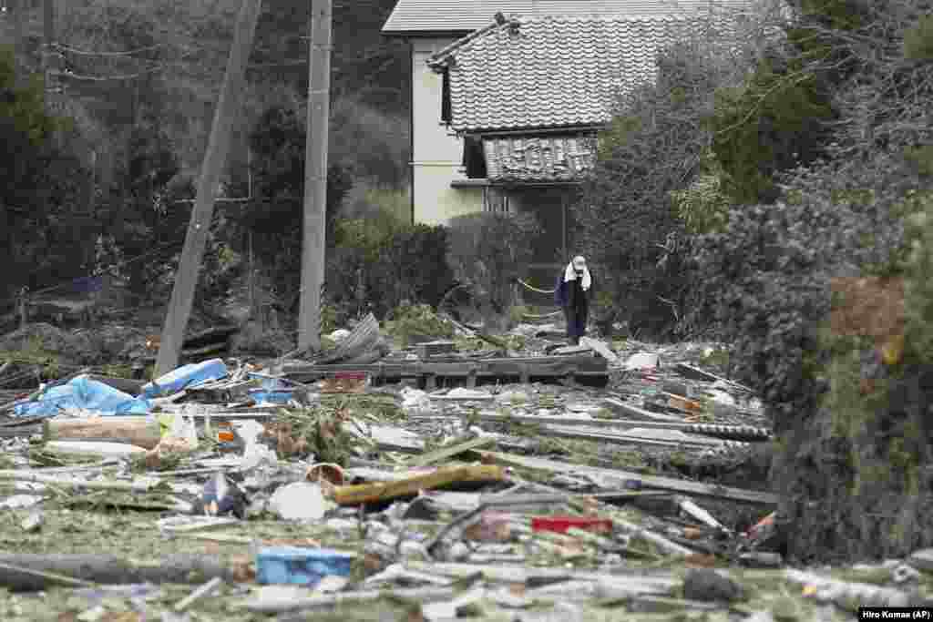 Kunio Šiga hoda pored svog doma u Minami Somi na severoistoku Japana. Zona evakuacije je nakon eksplozije uspostavljena u radijusu od 20 kilometara od mesta eksplozije. April, 2011. godine