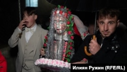 Булката тръгва от дома си.