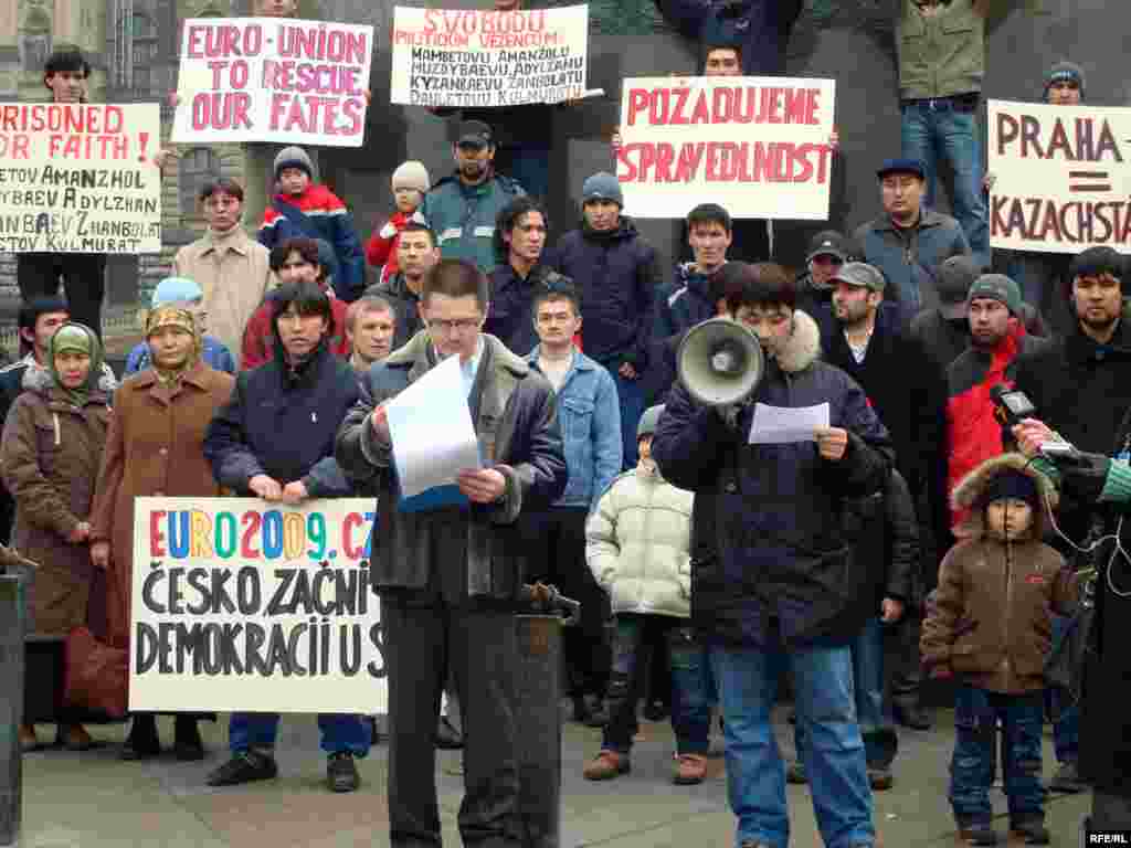 Казахские беженцы предъявили властям Чехии политические требования - В данный момент их правовой статус зыбкий, большинство из них по два раза получили отказ в предоставлении статуса беженца. На языке чешской бюрократии это так называемые «негативы». Первый “негатив” – это отказ полиции по делам иностранцев, второй “негатив” – это отказ местного суда. После “третьего негатива”, то есть в случае отрицательного решения суда высшей инстанции, претендент на статус беженца должен покинуть Чехию.