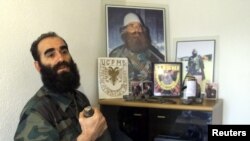 Ridvan Ćazimi, u kancelariji u Velikom Trnovcu. Zabeleženo 14. marta 2001. godine, dva i po meseca pre nego što je ubijen pod do danas nerasvetljenim okolnostima.