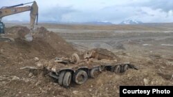 Захороненная на месторождении Кумтор техника. Фото в "Фейсбуке" опубликовала Динара Кутманова.