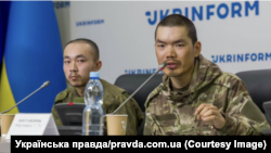 Грамадзяне Кітая Ван Гуанцзюнь і Чжан Рэнба, захопленыя украінскімі вайскоўцамі ў палон, падчас прэсавай канфэрэнцыі ў Кіеве 