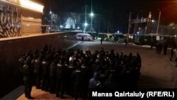 Митингующие провели в кольце спецназа 10 с половиной часов. Алматы, 28 февраля 2021 года.