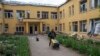 Офіцер поліції тягне генератор, рятуючи цінне майно сільської адміністрації у Вільчі поблизу Вовчанська, Україна, 12 травня 2024 року. Фото ілюстративне