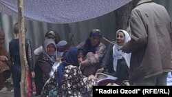 Фотографии из Таджикабадского района, где сотни домов разрушены в результате землетрясения 10 июля 