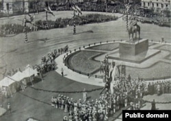 The St. Petersburg monument at its unveiling