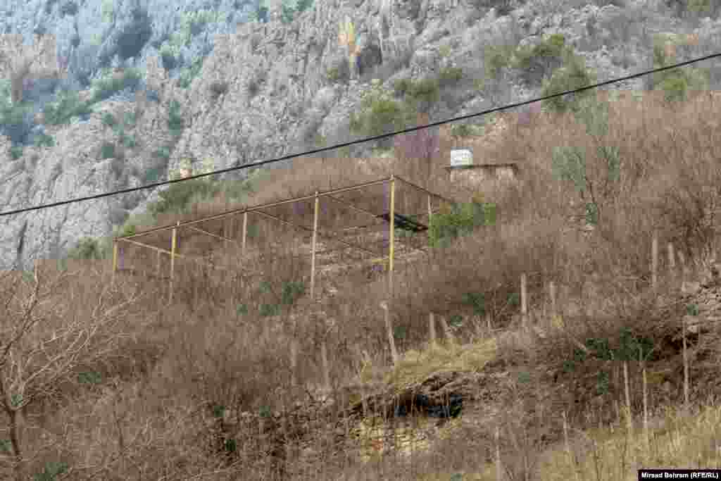 Eko centar Blagaj već godinama radi na vraćanju u prirodu vrste bjeloglavih supova, koji su do druge polovine 20. stoljeća "šparali" nebo iznad Blagaja i cijele Hercegovine. U dva navrata su bjeloglave supove u Centru zatekli otrovane. Na slici je kafez u sklopu Eko centra u kojem su čuvali te, na ovim prostorima, rijetke životinje.