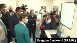 Direktorka Instituta za molekularnu genetiku Jelena Begović (u sredini) na izbornoj je listi Srpske napredne stranke predsednika Srbije Aleksandra Vučića. Na slici sa premijerkom Srbije Anom Brnabić (levo) na otvaranju laboratorije "Vatreno oko" u Nišu, 30. jul 2020. 
