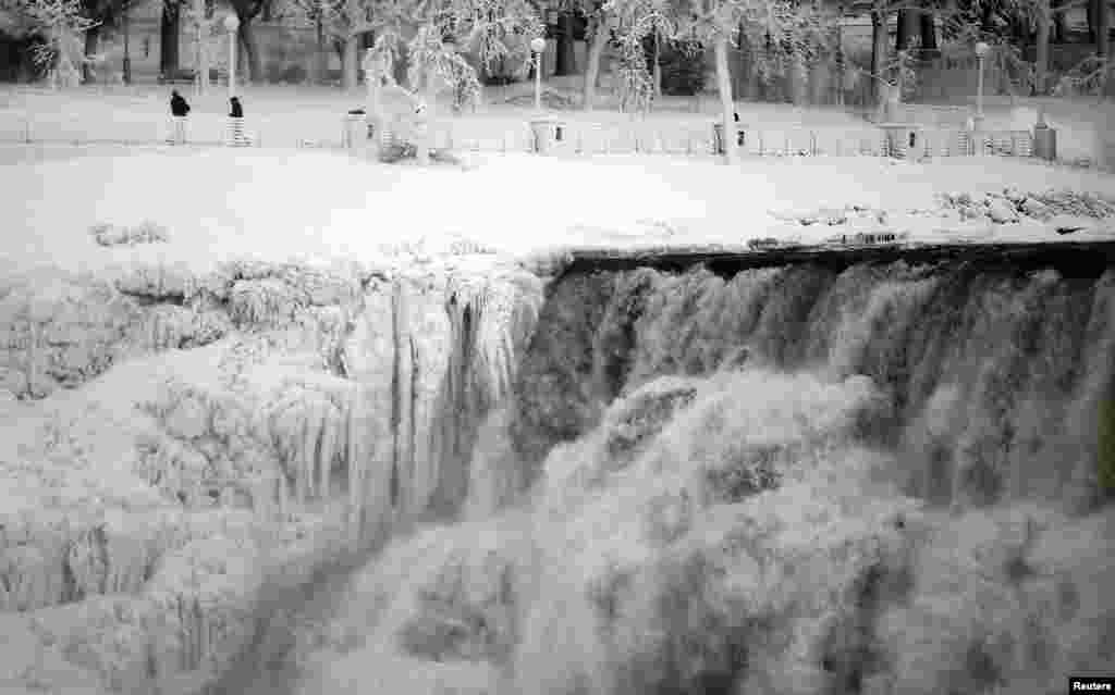 Ширина Американского водопада 323 метра, «Подковы» — 792 метра. Объём падающей воды составляет более 5700 кубометров. Зима 2014 года.