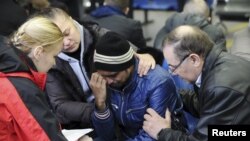 Психологи МЧС и родственники пассажиров рейса FZ981 в аэропорту Ростова-на-Дону, утро 19 марта 2016 года