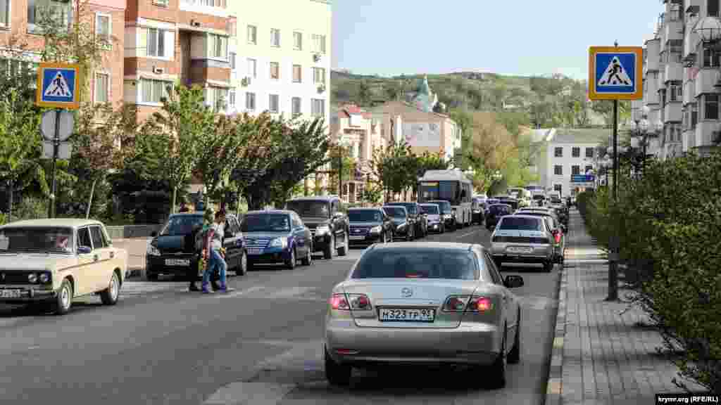  Ради репетиции были перекрыты основные дороги в центральной части города, включая те, по которым едет транзитный транспорт с Керченской переправы. В результате город встал в пробках