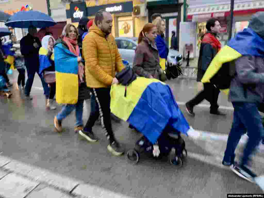 "Naš glas protiv agresije, nasilja i nepravde mora biti glasan i odlučan, jer ćutanje podržava agresora", poručili su okupljeni.