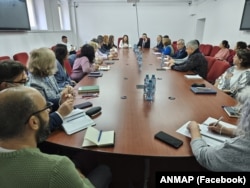 Imagine de la întâlnirea de luni, 7 aprilie, a ministrului Mediului, Mircea Fechet și a președintelui ANMAP, Raluca Dumitrescu, cu membrii structurilor centrale din fostele Agenții pentru Protecția Mediului, respectiv pentru Arii Protejate.