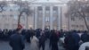 БШКнын алдына митингге чыккан партиялардын өкүлдөрү. 1-декабрь, 2021-жыл.