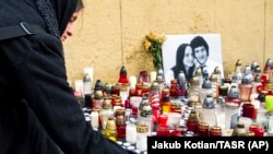 Građani se opraštaju od ubijenog novinara i njegove djevojke
