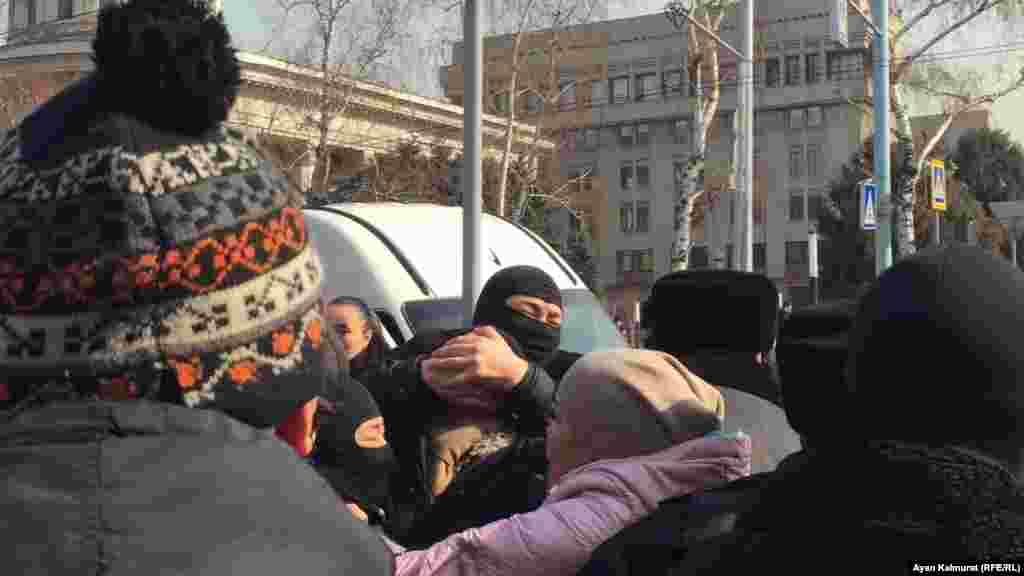Полицейские задерживают людей у офиса «Нур Отана». Алматы, 27 февраля 2019 года.