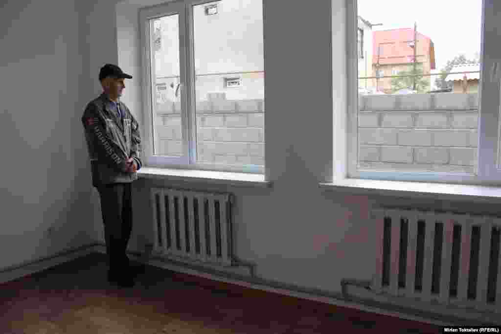 Үй ээлери ар бир бөлмөнү кыдырып көрүшүүдө. 